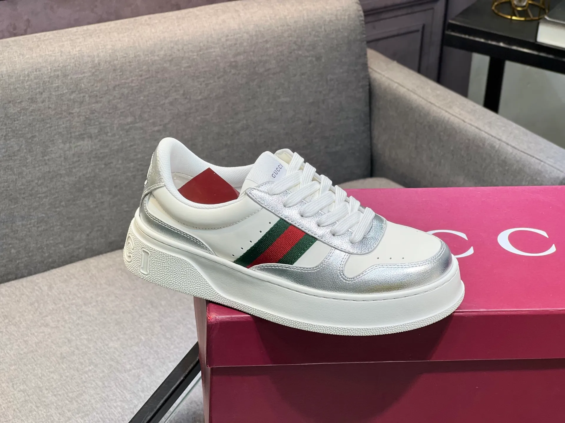 Men's men's shoes💰640 Gucci counter's latest couple's biscuit shoes‼ ️ 👑Purchasing agent level Gucci’s latest IP lightweight thick-soled white shoes can be put on your feet in seconds**4CM! ! Simple, easy to match and full of retro charm ~ the latest anti-counterfeiting cloth label on the tongue. And with electronic chip anti-counterfeiting.   The upper is made of imported environmentally friendly water-dyed calfskin, with a +1:1 fly-woven mesh surface to absorb sweat and an inner lining! Fly-knitted leather molded latex insole. Original IP lightweight outsole, one-piece injection molding, super comfortable and elastic, size: female 35-40 (female 41 customized) male 39-44 (male 38.45 46 customized)